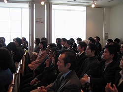 講師の話を真剣に聞いている様子